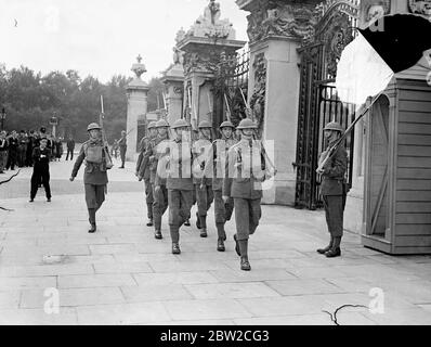 Les gardes portaient des casques d'acier lors de la cérémonie de relève de la garde au palais de Buckingham. 2 septembre 1939 Banque D'Images
