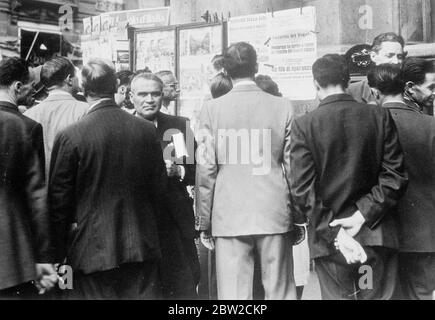 Les citoyens de Milan se sont mis en groupe autour d'un stand d'information pour lire les derniers titres de la crise internationale. Le gouvernement italien a décidé de ne prendre aucune initiative militaire. 2 septembre 1939 Banque D'Images