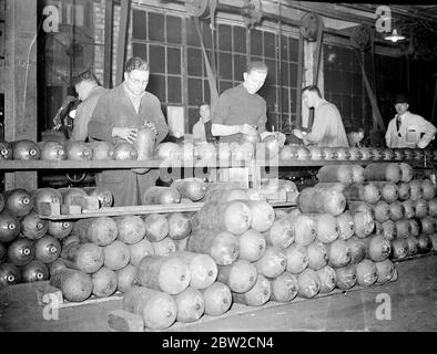 Coques d'un type différent. Des hommes travaillent sur des bouteilles d'oxygène dans une usine de coquillages britannique - l'une des plus grandes d'Europe - quelque part en Angleterre, où les hommes travaillent jour et nuit pour remplir les commandes du ministère des Approvisionnements. 18 novembre 1939 Banque D'Images