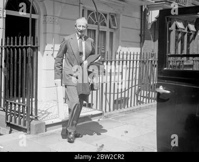 Le lieutenant-colonel John Arthur Herbert , député de la division Monmouth, a été nommé gouverneur du Bengale en succession de sir John Woodward, qui a quitté ses fonctions en novembre. Le colonel Herbert représente les conservateurs de Monmouth depuis une élection partielle de juin 1934 et est whip adjoint, non rémunéré, depuis 1937. Sa nomination nécessitera une nouvelle élection partielle. Photos : le lieutenant Herbert quitte Londres pour un week-end dans le pays. 1er juillet 1939 Banque D'Images