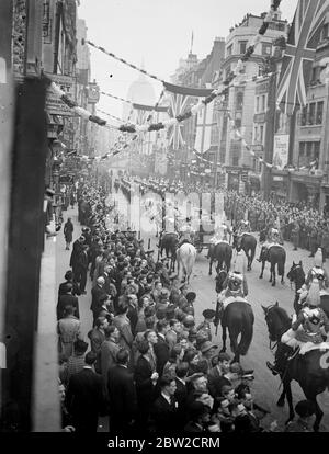 Acclamé par de grandes foules, le roi et la reine ont conduit de Buckingham Palace au Guildhall, où ils ont été amusés à déjeuner par le maire Lord et la madéesse Lady de Londres après leur retour du Canada. Spectacles de photos: La procession passant par la rue Fleet sur son chemin vers le Guildhall. 23 juin 1939 Banque D'Images