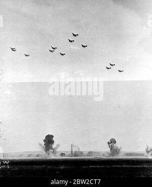 Des bombardiers soviétiques explosent une usine dans le cadre de l'exposition réaliste présentée lors de la Journée de l'Air soviétique. Joseph Staline, qui est à l'origine de la consternation mondiale par son projet de pacte avec l'Allemagne, a observé avec 1 million de personnes comme des bombardiers et des combattants de l'armée de l'air soviétique engagés dans une guerre immorale sur l'aérodrome de Tushino, Moscou. 23 août 1939 Banque D'Images