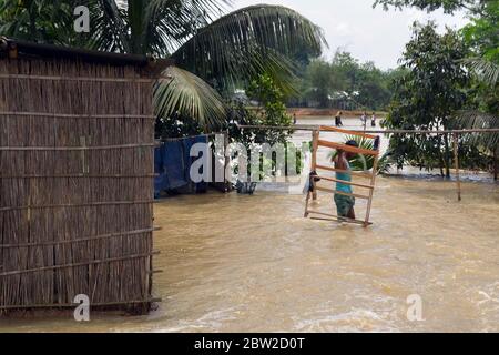 Nagaon, Assam / Inde - Mai 29 2020:UNE inondation a affecté la victime eau de passage à gué pour déplacer ses effets dans un endroit sûr en raison de l'élévation constante de l'eau d'inondation. Banque D'Images