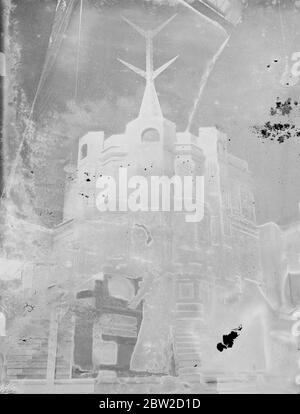 Tout est prêt à Olympia pour l'ouverture de la radio demain (mercredi). Mlle Radiolympia - Mlle Patsy Kench - avec un téléviseur. En arrière-plan est une représentation de l'émetteur Alexandra Palace. 22 août 1939 Banque D'Images