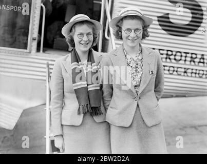 Kathleen et Margaret Murray, jumelles de 15 ans de l'Aberdeen High School for Girls, ont quitté l'aérodrome de Croydon pour voler 8000 miles jusqu'à Penang, Straits colonies, où elles passeront leurs vacances d'été avec leur père, qui est banquier à Penang, et leur mère. Les filles qui font un voyage aérien pour la première fois n'ont pas vu leurs parents pendant deux ans. Ils y retourneront dans huit semaines. Photos : Kathleen et Margaret (à droite) Murray à Croydon à leur départ. 19 juin 1939 Banque D'Images