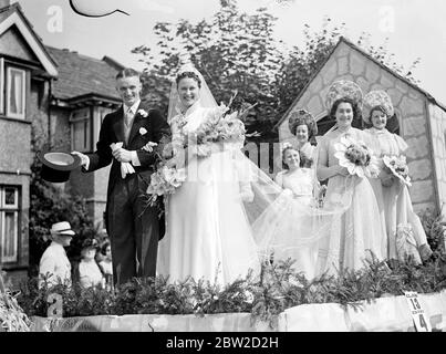 Regardée par des foules de vacanciers, la procession annuelle de Southend Hospital Carnival passait par les rues décorées de façon quotidienne de la ville. Une mariée et des tables de marié prenant part à la procession. 23 août 1939 Banque D'Images