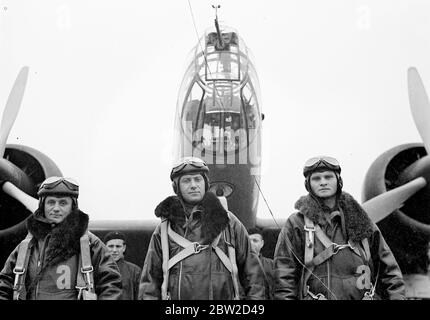 Équipé de certains des plus beaux avions de guerre au monde, l'Armée de l'Air de Pologne est prête à toute urgence. En raison de la situation internationale, les aérodromes situés à proximité des frontières sont entièrement habités et l'armée de l'air est prête à agir à court terme. La plupart des avions équipant la force sont produits dans les usines de Stata et sont fabriqués en métal, dont la plupart est extrait en Pologne. Expositions de photos : des hommes de l'Armée de l'Air polonaise devant un puissant bombardier bimoteur Buffalo dans un aérodrome près de la frontière. 5 mai 1939 Banque D'Images