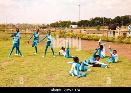 Soweto, Afrique du Sud - 16 avril 2012 : les jeunes acrobates africains se réchauffent avant l'exposition équestre Banque D'Images