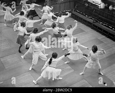 Les tireurs écolières ont participé à leur propre championnat de films au London Fescing Club à Cleveland Row, St James's, Londres. Photos : escrime de filles pendant le championnat. 22 octobre 1938 Banque D'Images