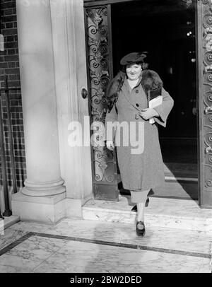 Mlle Alice Head, la femme anglaise qui a acheté des antiquités d'une valeur de près de 1 million de livres en Grande-Bretagne au nom de M. William Randolph Hearst, le journal américain millionnaire, a été nommée par lui pour les vendre à nouveau. Elle a fait son premier gros achat en 1925 après avoir reçu un câble de trois mots: Acheter le château de St Donat. Aujourd'hui, M. Hearst, qui a près de 75 ans, veut liquider certains de ses intérêts. Le véritable travail de Mlle Head est en tant que directrice générale de National magazines, l'organisation anglaise de M. Hearst, avec l'un des salaires les plus élevés dans le journalisme britannique. Dans la vie privée, le chef de la préoccupe de Miss Heads Banque D'Images