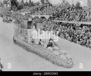 L'histoire de Cendrillon racontée en fleurs. L'histoire de Cendrillon, avec son entraîneur de citrouille et ses souris blanches magnifiquement réalisées à partir de milliers de fleurs, a remporté le premier prix au tournoi Pasadea de Roses, en Californie. 11 janvier 1938 Banque D'Images