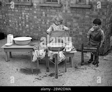 50 jeunes enfants de moins de cinq ans à la maternelle Romani ont fourni des spécimens de première main aux élèves du Gypsy Hill Training College for Teachers of Young Children, Gypsy Hill, auquel il est rattaché. Le collège a été le premier en Grande-Bretagne à entreprendre la formation des enseignants pour les écoles maternelles. Les enfants de la maternelle peuvent se baigner, utiliser les bonnes manières de table et cuisiner. Ils doivent donner une exposition devant la duchesse de Kent dans la ville le 10 novembre pour aider à recueillir de l'argent pour le collège. Photos montre: Une petite fille élève de la maternelle à la baignoire. Un peu Banque D'Images