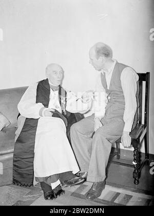 L'évêque de Londres, le Dr Winnington, a officiellement ouvert la Maison Dibden, Maida Vale, un bloc d'appartements inclus dans le programme de réhébergement des commissaires ecclésiastiques pour l'Angleterre. Photos: L'évêque ayant une conversation amicale avec M. T Rawlings, un ouvrier, dans l'appartement de M. Rawling. 15 octobre 1938 Banque D'Images