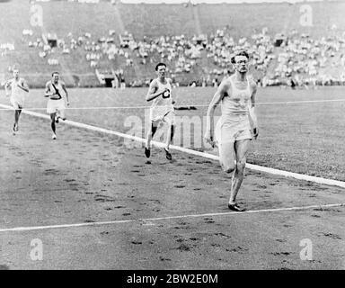 La fin du quart de mile avec AGK Brown de Cambridge gagnant. L'équipe sportive combinée d'Oxford et de Cambridge a battu l'équipe de Princeton et Cornell par sept épreuves à 5 dans la huitième rencontre internationale sur piste et terrain. 23 juillet 1937 Banque D'Images