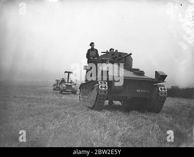 Un char lourd du corpse Royal Tank du 4e Bataillon, se déplaçant contre Rivey Hill à l'aube, suivi de wagons qui sont censés représenter d'autres chars. Tout au long de la nuit, une lutte féroce à laquelle participent des chars et de l'artillerie a fait rage pour Rivey Hill près de Balsham, Cambridgeshire. Dans la guerre de l'Angilan de l'est, Eastland a fait une attaque à l'aube avec l'artillerie de la 2e division et le corps de chars royal du 4e Bataillon. 27 août 1937 Banque D'Images