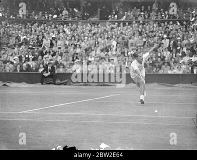 Bunny Austin en jeu au match, où H.W (Bunny) Austin, de Grande-Bretagne, a pris les deux premiers ensembles de Frank Parker dans le premier match entre l'Angleterre et l'Amérique dans le défi de la coupe Davis à Wimbledon. 24 juillet 1937 Banque D'Images