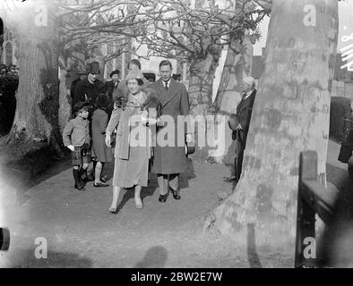 Roi et reine assistent à un service divin à l'église du village de Hertford. Le roi et la reine ont assisté au service Divin de l'église de tous les Saints, St Pauls, Walden Bury, le village de Hertfordshire près de la naissance de la reine. Pendant l'entretien. La Reine a dévoilé une tablette commémorant le couronnement et donnant des détails sur son lien avec l'église où elle a été baptisée. C'était sa première visite au village depuis qu'elle a été couronnée. Spectacles de photos, le roi et la reine passant sous un orme majestueux et ardu alors qu'ils quittèrent l'église du village de 'tous les Saints' à St Paul Walden Bury, Hertfordshire. 14 novembre Banque D'Images