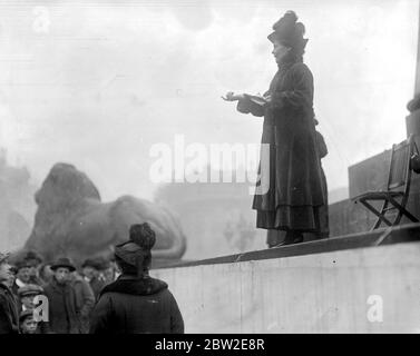 Mme Pankhurst à la réunion de guerre de Trafalgar Square. Mme Pankhurst s'adressant à la réunion - entre autres sujets, elle a parlé de la part des femmes dans le succès du prêt Victory. 17 février 1917 Banque D'Images