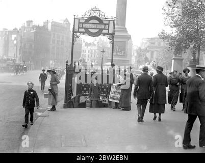 Prise pour MR Tupholme - entrée Undergound à Trafalgar Square. Londres Banque D'Images