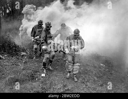 Attaque de gaz par l'air. Les célèbres grottes de Chislehurst ont formé le théâtre d'action pour un procès du détachement de l'aide volontaire de Kent. Croix-Rouge britannique des précautions à jour en cas d'attaque au gaz par l'air. 9 avril 1935 Banque D'Images