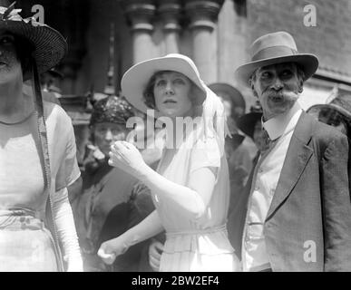 Mariage de Lady Elcho et de M. Guy Benson à l'église de l'Annonciation, rue Bryanston. Lady Diana Duff Cooper, sœur de la mariée. 23 juin 1922 Banque D'Images