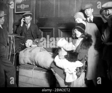 Montez à bord de ramasseurs à la gare de London Bridge la nuit. 1933 Banque D'Images