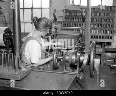 Fabrication de dentelle à messrs William Bridgett and Sons Ltd, Lenton, Nottingham. Enroulement des bobines avec de la soie. 1923 Banque D'Images