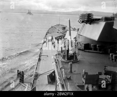 Exercices de la flotte de l'Atlantique dans le Moray Firth. H.S. Repulse entrant dans Cromarty Firth après les exercices de Firth - pris du pont de H.M.S. Renown. 10 octobre 1928 Banque D'Images