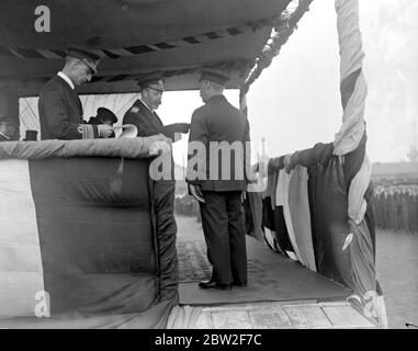 Visite royale des quais d'Immingham. Sa Majesté décorant Skipper J. Watson avec D.S.C.. 10 avril 1918 Banque D'Images