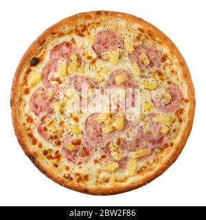 Délicieuse pizza italienne chaude avec sauce césar, jambon, ananas, origan et fromage mozzarella isolés sur fond blanc. Vue de dessus. Banque D'Images