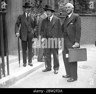 Downing Street. Lord Harlech (M. Ormsby - Gore, Centre) Secrétaire des dominions et Sir John Simon (à droite). 10 juin 1936 Simon, John Allsebrook, Viscount Administrateur et politicien britannique; secrétaire britannique aux affaires étrangères 1931-1935; publié Simon Report  1873-1951 Gore, [William] David Ormsby, Sir (5e baron Harlech) diplomate britannique; ambassadeur britannique aux États-Unis 1961-1965; décédé dans un accident d'automobile  1918-1985 Banque D'Images