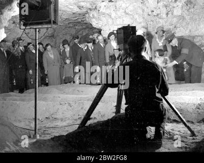 Tournage dans les grottes de Chislehurst. Ferme aux champignons. 1934 Banque D'Images