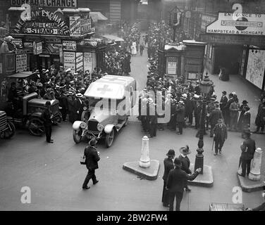 Après la grande avance - Ambulance quittant la Croix de Charing 1914 - 1918. Banque D'Images