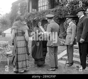 Fête de jardin en l'honneur du capitaine John Alcock et de Lieut Sir Arthur Whitton-Brown à Edgewarebury House , Elstree . Lady Trevoe Dawson et Sir John à droite de la photo sont Sir Trevor Dawson et Sir Arthur Whitton-Brown . [pas de date] Banque D'Images