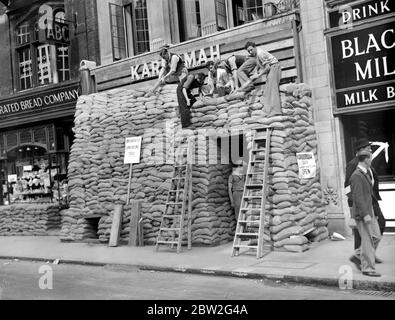 Crise de guerre, 1939 Air RAID précautions ouvriers Sandbag shop fronts à Fleet Street, Londres en septembre 1939, le mois où la deuxième Guerre mondiale a commencé le 3ème. 3 septembre 1939 Banque D'Images