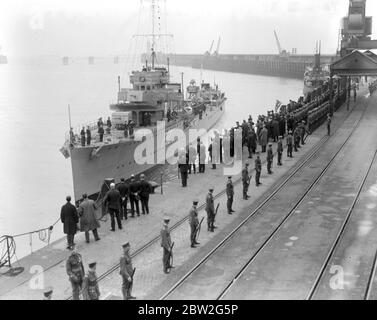 Accueil arrivée de soldats inconnus sur H.M.S. Verdun sur le chemin de l'Angleterre. À l'Admiralty Pier, Douvres. Après un salut de 19 armes à feu a été tiré du château de Douvres. Après qu'elle s'est arrimée à l'Admiralty Pier général Sir John Longley a supervisé les six officiers de haut rang des trois services armés pour apporter à terre le cercueil. 11 novembre 1920 Banque D'Images