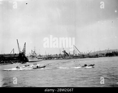 Semaine de la marine de Chatham. Course de lancement de moteurs sous la direction de la bowes de HMS Escort (H66) et du sous-marin britannique L23. 4 août 1933 Banque D'Images