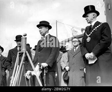 La crise européenne, 1939. Sir John Anderson et M. Herbert Morrison et les fourgonnettes de recrutement de nouveaux Mobliles sur la parade des gardes à cheval. 24 avril 1939 Banque D'Images