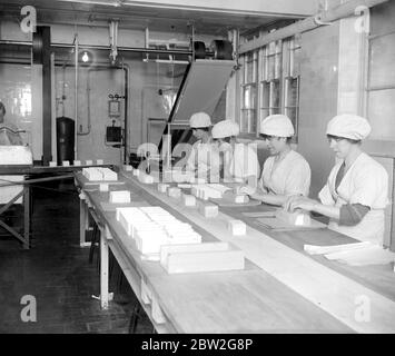 Fabrication de briques de glace au Cadby Hall. Les filles emballant les briques pour l'expédition. 3 mai 1922 Banque D'Images