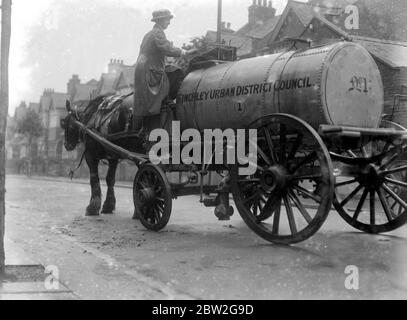 Les femmes travaillent les chariots à eau à Finchley. Banque D'Images