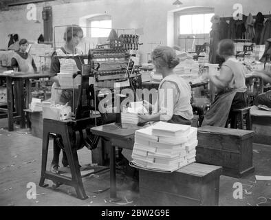 À Messrs James Burns livre Binding travaille à Esher . Couture en machine . 15 mai 1923 Banque D'Images