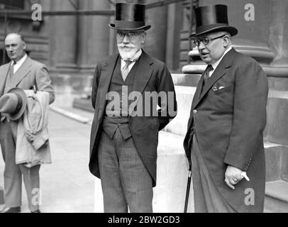 À Downing Street. Photos: M. Venizelos et le ministre grec de Londres (à gauche). 14 juillet 1931 Banque D'Images