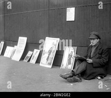 Artiste de chaussée dans les huiles . L'ex-officier peint des images dans l'huile tout en étant assis sur le trottoir a attiré une grande attention à l'extérieur du salon de Crystal Palace . 1923 Banque D'Images