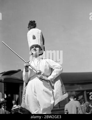 La tournée royale du Canada et des États-Unis par le roi George VI et la reine Elizabeth , 1939 UNE charmante fille tambour - Major , Nora Berg , de la grande Sandy, Montana U .S .A . High School Band , salue le Roi et la Reine pendant le court arrêt du train Royal. Banque D'Images