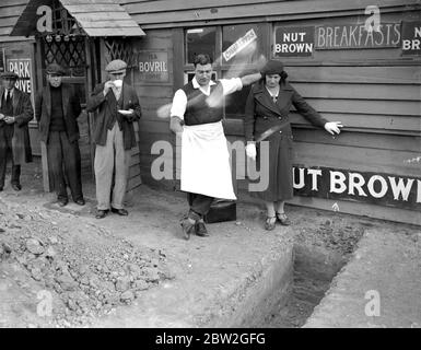 Café clôturé à Eltham, Kent. Mme Whitney et son fils. 30 octobre 1934 Banque D'Images