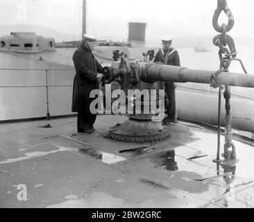 Abandon de navires de guerre allemands à Firth of Forth. Les autels britanniques examinent les canons du Posen 14 mai 1920 Banque D'Images