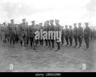 Le roi inspecte le corps de formation de chars au dépôt du Sud. 25 octobre 1918 Banque D'Images