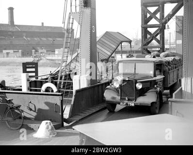 Bedford sur un ferry de Woolwich, Londres. 1934 Banque D'Images