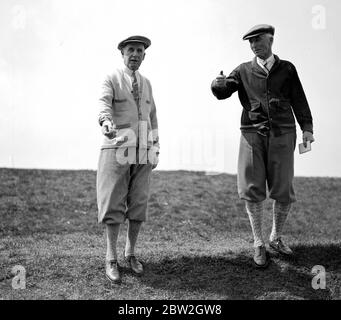 Tournoi de golf parlementaire à Sandwich. DORD Hawke et Sir John Simon . Simon, John Allsebrook, Viscount Administrateur et politicien britannique; secrétaire britannique aux affaires étrangères 1931-1935; publié le rapport Simon  1873-1951 Banque D'Images