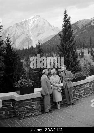 La tournée royale du Canada et des États-Unis par le roi George VI et la reine Elizabeth , 1939 le roi et la reine avec le premier ministre canadien , Mackenzie King , se détendre sur une terrasse à Banff, dans les Rocheuses canadiennes . Banque D'Images